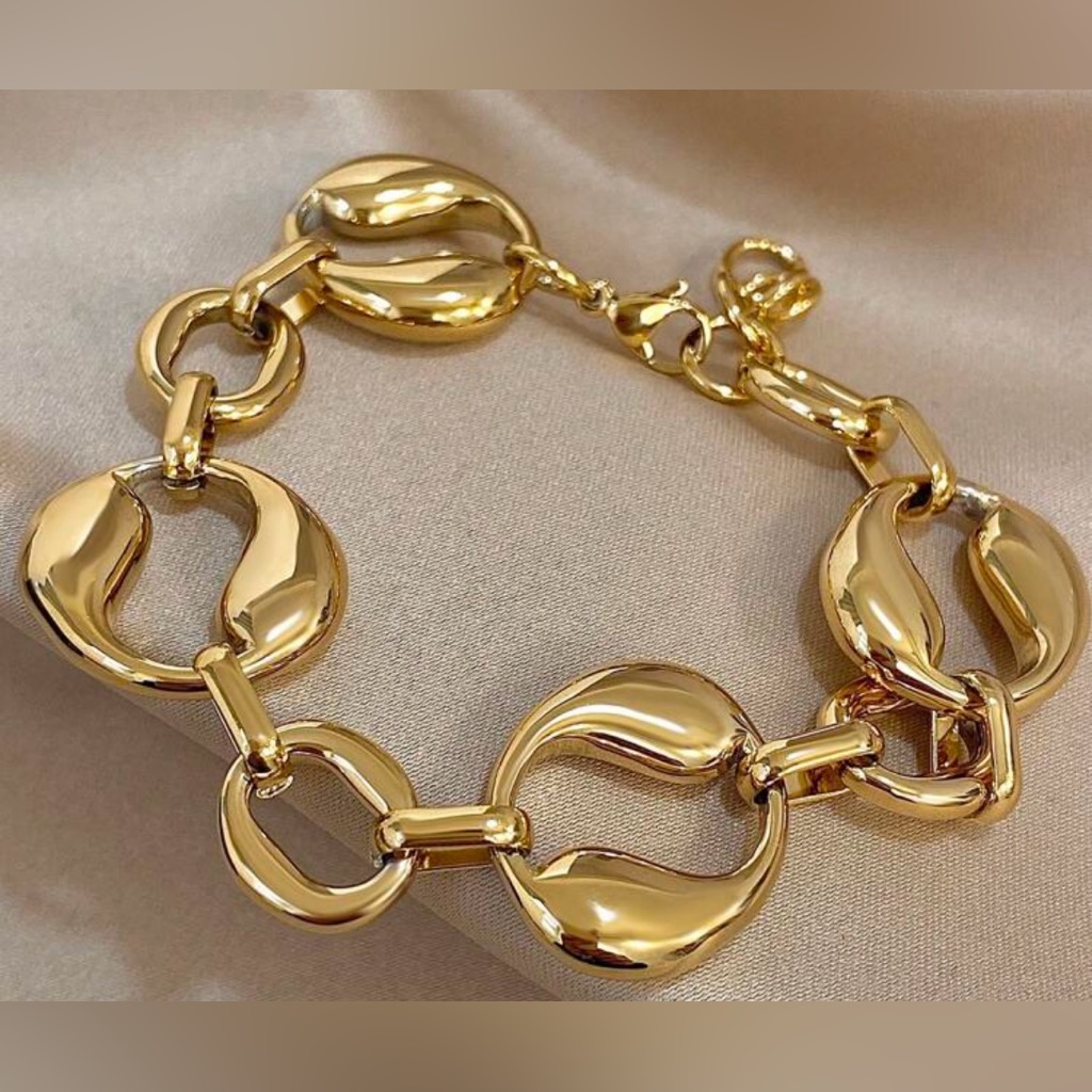 Elegant Gold Link Bracelet